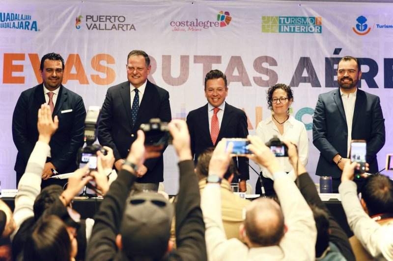 Gerardo Quirino destaca nuevas rutas aéreas de Volaris a favor de la economía de Tlajo 